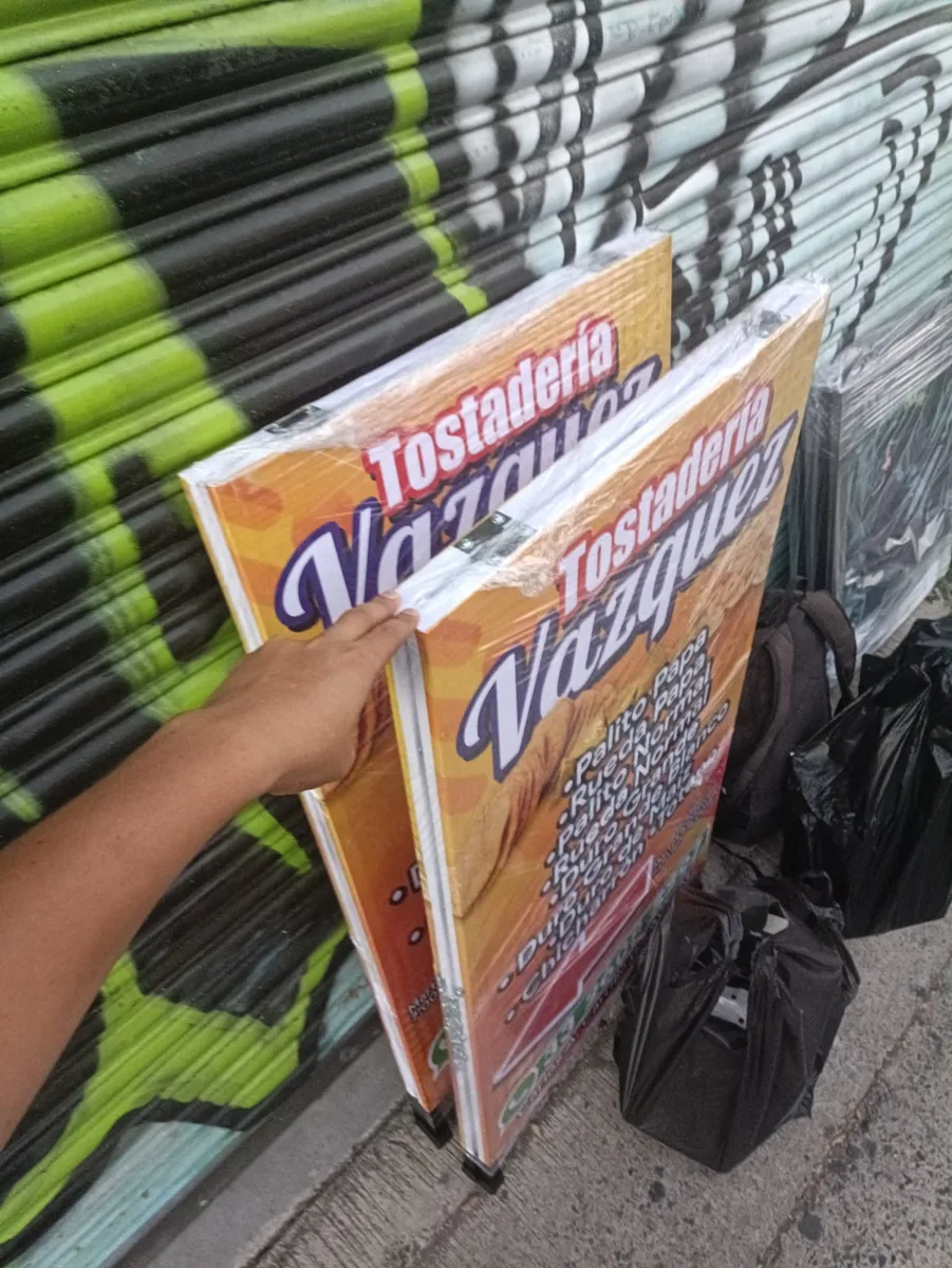 Banderolas y publicidad exterior de banqueta
